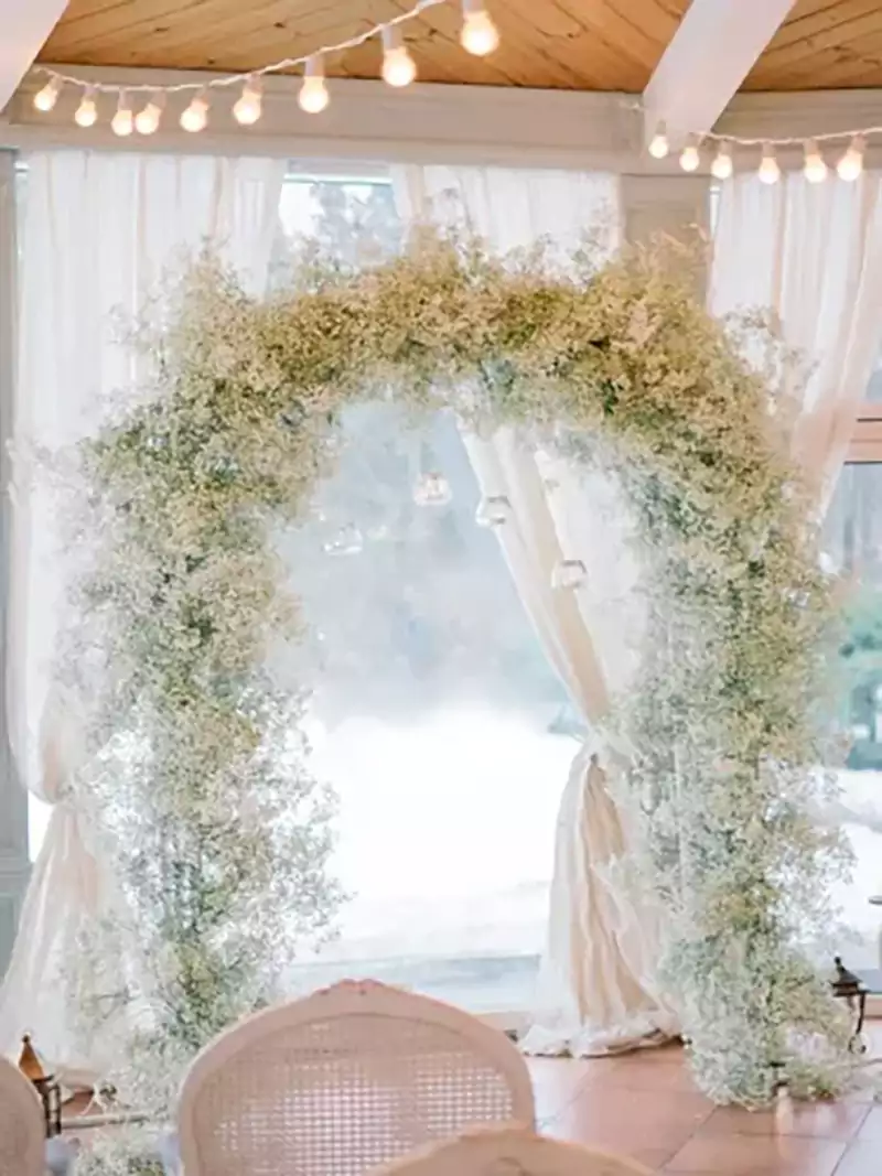 Baby breath flowers as wedding decor